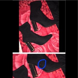 ✨Gold out line booties✨